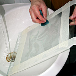 Матирование стекла пастой – смывание всего, что осталось на стекле, водой